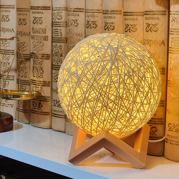 Ukrasna mrežasta lampa od ratana