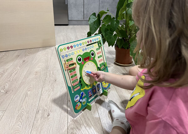 Edukativni žaba sat-kalendar za decu - Image 3