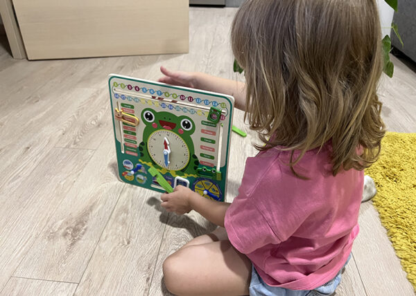 Edukativni žaba sat-kalendar za decu - Image 4