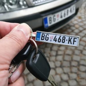 Tvoj lični privezak za ključeve sa registracijom tvojih kola (Personalizovano)